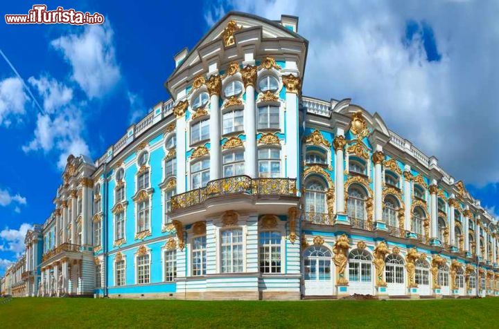 Immagine Uno scorcio fotografico del Catherine Palace di Pushkin, Russia. Il cielo blu intenso e il verde del giardino sono perfetta cornice per questa bella veduta del palazzo di Caterina I - © Iakov Filimonov / Shutterstock.com