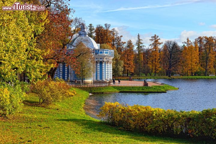 Immagine Vista del padiglione Grot nei giardini del Palazzo di Caterina a Pushkin, Russia. Foliage autunnale per questo suggestivo panorama del parco di Pushkin che l'imperatrice Caterina volle impreziosire con monumenti e fontane - © Dmitriy Raykin / Shutterstock.com