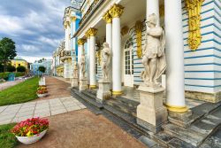 Statue e colonne al Catherine Palace di Pushkin, Russia. Riccamente decorato negli interni, anche l'esterno del palazzo si presenta con elaborati ornamenti che ne impreziosiscono la facciata ...