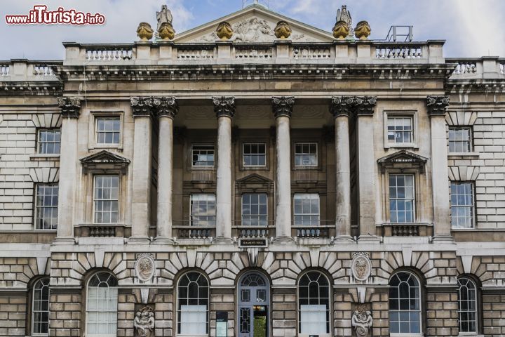 Immagine Dettaglio dell'elegante Somerset House a Londra. Opera di Sir William Chambers, del 1776 si trova in centro a città non distante dal fiume Tamigi  - © Kiev.Victor/ Shutterstock.com