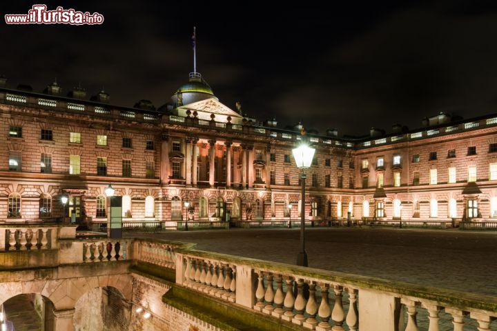Immagine Fotografia notturna della Somerset House a Londra  - © Circumnavigation / Shutterstock.com