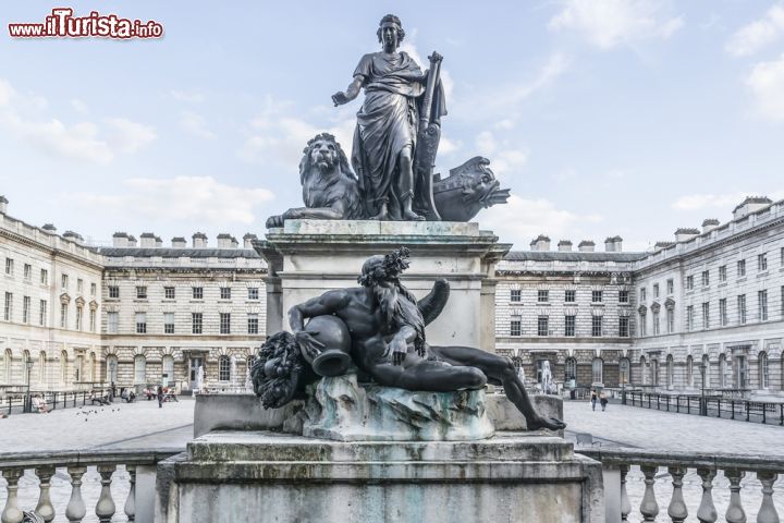 Immagine La statua di Giorgio III nel complesso della Somerset House a Londra - © Kiev.Victor / Shutterstock.com
