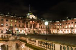 Fotografia notturna della Somerset House a Londra  - © Circumnavigation / Shutterstock.com