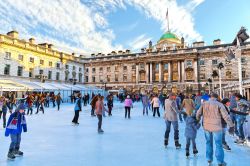 Pista di pattinaggio alla Somerset House di Londra ...