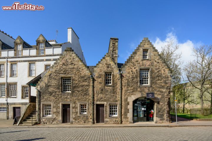 Immagine Gli ingressi al Palazzo di Holyroodhouse a Edinburgo, attraverso il Canongate, al termine del MIglio Reale (Royal Mile) - © cornfield / Shutterstock.com