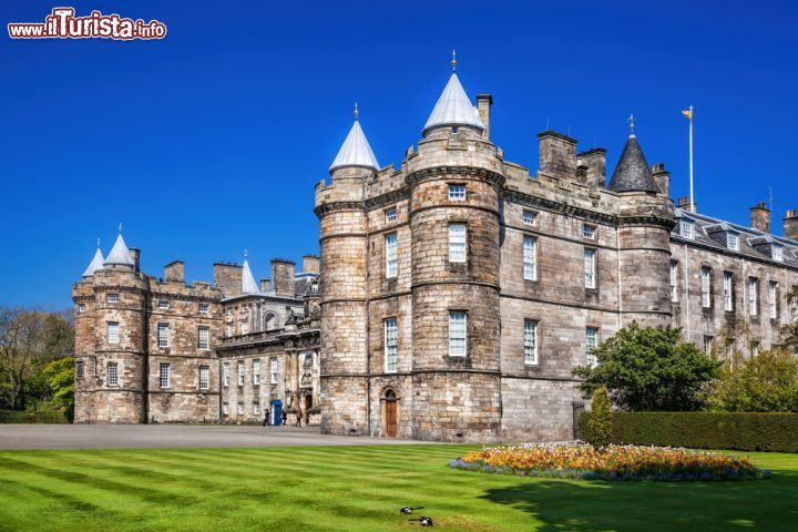 Immagine Il Castello di Holyroodhouse è la residenza della Regina quando si trova in visita a Edimburgo, in Scozia  - © Samot / Shutterstock.com