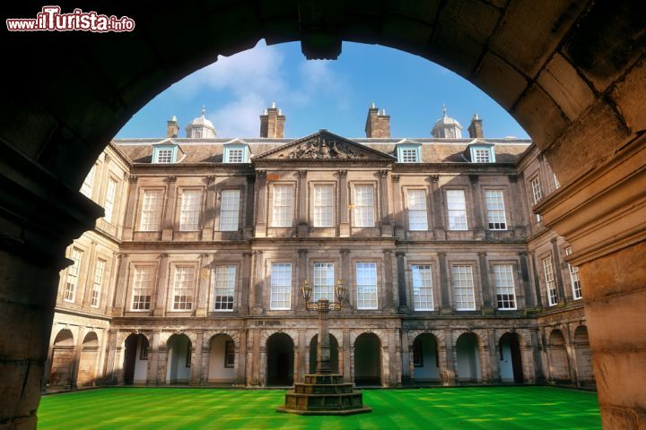 Immagine Ingresso al cortile interno del Palazzo Holyroodhouse di Edimburgo, in Scozia - © Songquan Deng / Shutterstock.com
