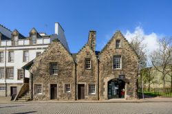 Gli ingressi al Palazzo di Holyroodhouse a Edinburgo, attraverso il Canongate, al termine del MIglio Reale (Royal Mile) - © cornfield / Shutterstock.com 