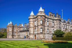 Il Castello di Holyroodhouse è la residenza della Regina quando si trova in visita a Edimburgo, in Scozia  - © Samot / Shutterstock.com