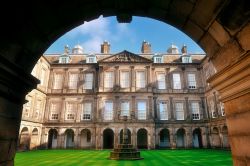 Ingresso al cortile interno del Palazzo Holyroodhouse di Edimburgo, in Scozia - © Songquan Deng / Shutterstock.com