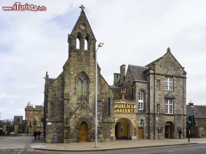 Immagine The Queen's Gallery di Edimburgo è una galleria d'arte che fa parte del Palazzo di Holyroodhouse - © Lasse Ansaharju / Shutterstock.com