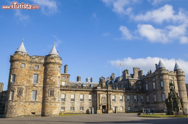 Immagine Vista laterale del complesso del Castello di Holyroodhouse, residenza della Regina a Edimburgo  - © chrisdorney / Shutterstock.com