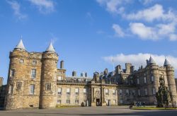 Vista laterale del complesso del Castello di Holyroodhouse, residenza della Regina a Edimburgo  - © chrisdorney / Shutterstock.com