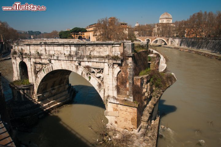 Immagine I resti del Ponte Emilio o Ponte Rotto, si trovano vicino all' isola Tiberina a Roma - © siete_vidas / Shutterstock.com