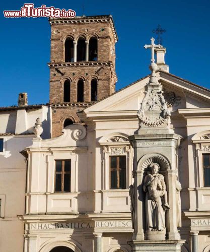 Immagine Particolare del complesso della chiesa di San Bartolomeo, basilica che venne costruita sulle rovine del precedente tempio di Esculapio - © Stefano Zaccaria / Shutterstock.com