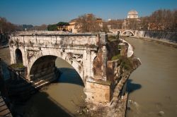 I resti del Ponte Emilio o Ponte Rotto, si trovano vicino all' isola Tiberina a Roma - © siete_vidas / Shutterstock.com