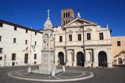 La Basilica di San Bartolomeo una delle perle sull'Isola Tiberina a Roma. Venne eretto su di una precedente costruzione romana, il Tempio di Esculapio  - © marcovarro / Shutterstock.com ...