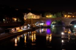 Panorama notturno dell'Isola Tiberina a Roma - © Evgeny Mogilnikov / Shutterstock.com