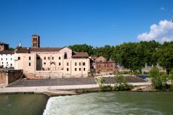 Una panoramica sull'Isola Tiberina lungo il Tevere a Roma. La piccola isola ospita ben due ospedali (Israelitico e Fatebenefratelli) e la Basilica di San Bartolomeo - © Dan Costa / ...