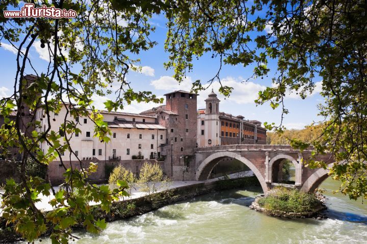 Immagine Pons Fabricius, il ponte Fabricio è il più antico di Roma e si collega all'isola Tiberina - © zebra0209 / Shutterstock.com