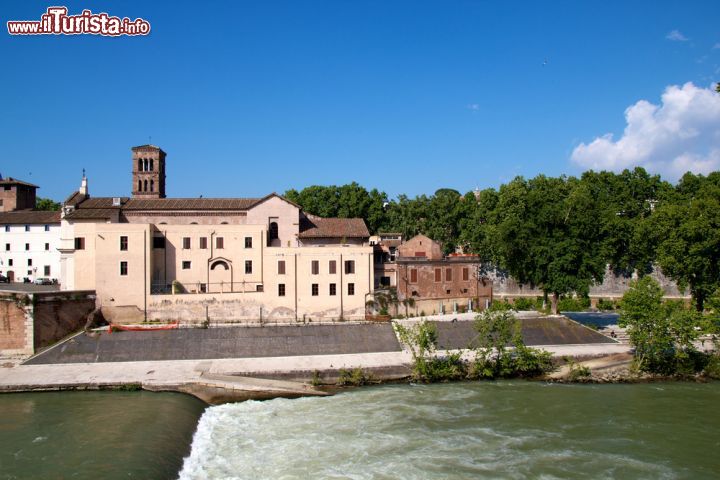 Immagine Una panoramica sull'Isola Tiberina lungo il Tevere a Roma. La piccola isola ospita ben due ospedali (Israelitico e Fatebenefratelli) e la Basilica di San Bartolomeo - © Dan Costa / Shutterstock.com