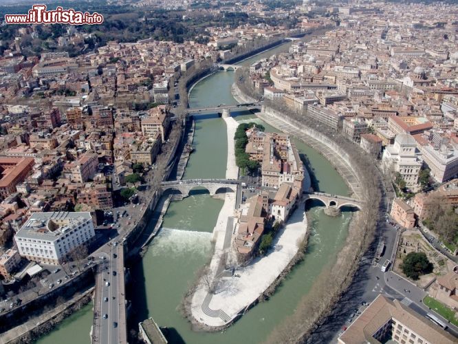 Immagine Vista aerea dell'Isola Tiberina in centro a Roma. Si tratta dell'unica isola del fiume all'interno del perimetro dell'Urbe - © SF photo / Shutterstock.com
