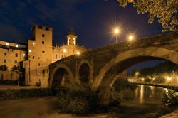 Il ponte Fabricio e l'isola tiberina a Roma fotografati in notturna - © Angelo Ferraris / Shutterstock.com