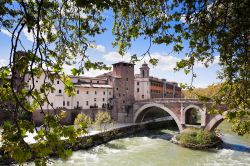 Pons Fabricius, il ponte Fabricio è il più antico di Roma e si collega all'isola Tiberina - © zebra0209 / Shutterstock.com