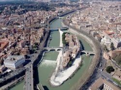 Vista aerea dell'Isola Tiberina in centro a Roma. Si tratta dell'unica isola del fiume all'interno del perimetro dell'Urbe - © SF photo / Shutterstock.com