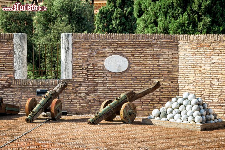 Immagine Cannoni medievali sulla torre di Castel Sant'Angelo a Roma - © Viacheslav Lopatin / Shutterstock.com