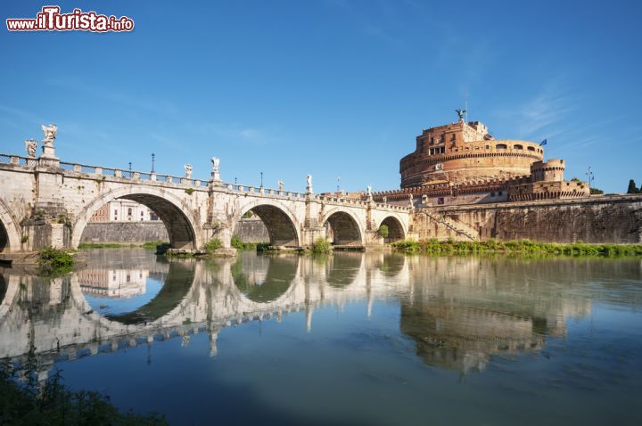 Immagine Il fiume Tevere, Castel Sant Angelo e l'omonimo ponte, uno degli scorci tipici di Roma - © r.nagy / Shutterstock.com