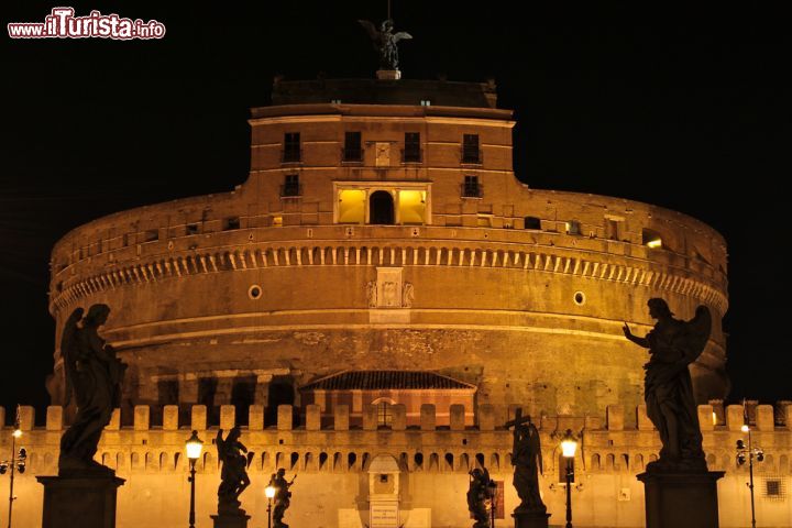 Immagine Fotografia notturna di Castel Sant'Angelo a Roma - © SpaceKris / Shutterstock.com