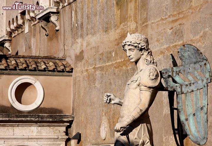 Immagine Il San michele di Raffaello esposto a Castel Sant Angelo  a Roma - © 7080454 / Shutterstock.com