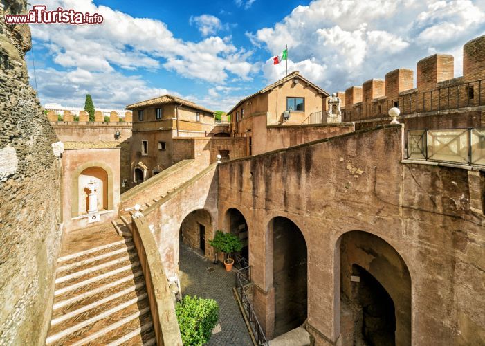 Immagine La visita all'interno di Castel Sant'Angelo a Roma- © Viacheslav Lopatin / Shutterstock.com
