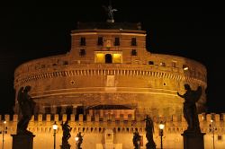 Fotografia notturna di Castel Sant'Angelo a Roma - © SpaceKris / Shutterstock.com