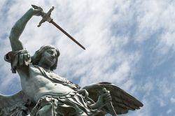 Statua di San Michele in cima al Castello di Roma - © MartiniDry / Shutterstock.com