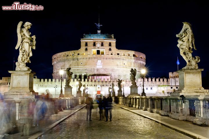 Immagine Ponte Sant'Angelo e il Castello di Roma sullo sfondo - © borzywoj / Shutterstock.com