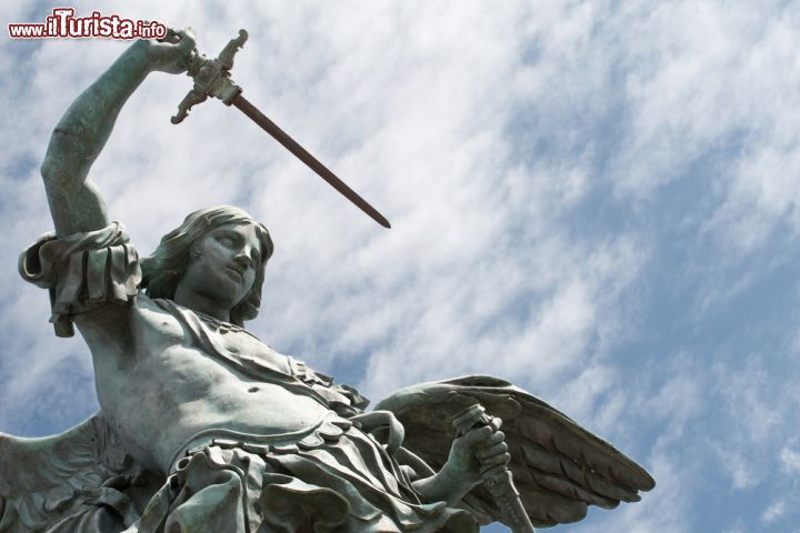 Immagine Statua di San Michele in cima al Castello di Roma - © MartiniDry / Shutterstock.com