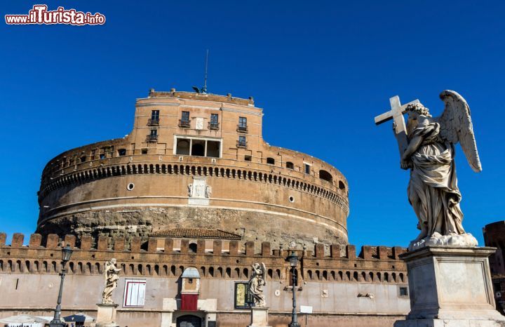 Immagine La facciata di Castel Sant'Angelo fotografata dal ponte sul fiume Tevere - © Lisa S. / Shutterstock.com