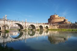 Il fiume Tevere, Castel Sant Angelo e l'omonimo ponte, uno degli scorci tipici di Roma - © r.nagy / Shutterstock.com