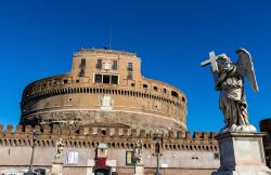 La facciata di Castel Sant'Angelo fotografata ...