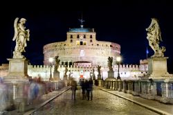 Ponte Sant'Angelo e il Castello di Roma sullo sfondo - © borzywoj / Shutterstock.com