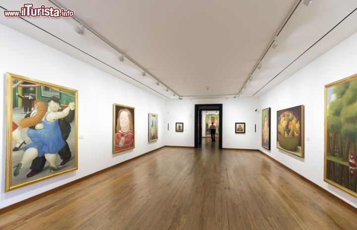 Immagine I quadri di Botero esposti nel museo in centro a Bogotà, la capitale della Colombia- © posztos / Shutterstock.com