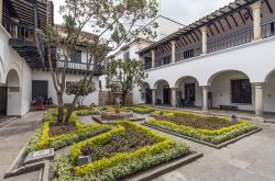 Il giardino di Casa Candelaria, in Calle 11, dove si trova il Museo Botero di Bogotà (Colombia). Qui trovate 125 opere dell'artista colombiano e 85 opere di altri famosi artisti internazionali ...