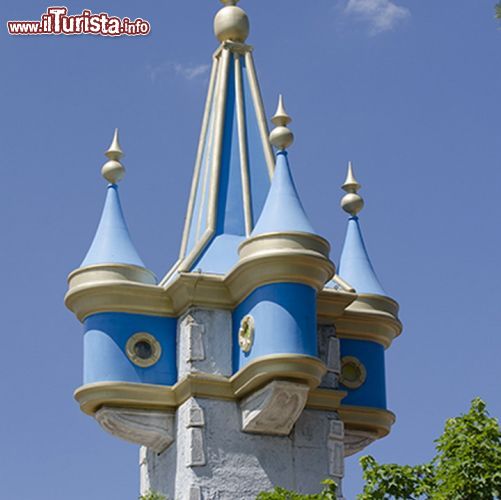 Immagine Il Castello di mago merlino a Fiabilandia, è una delle attrazioni più gettonate tra i bambini di età media - © Fiabilandia