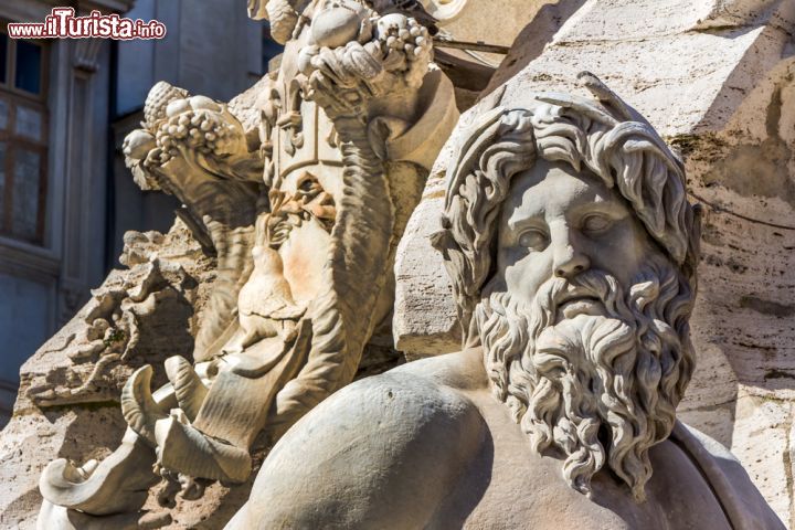 Immagine Dettaglio della fontana dei Quattro Fiumi a Roma, Italia. Situata di fronte alla chiesa di Sant'Agnese in Agone, questa fontana detta anche semplicemente "dei Fiumi" è stata ideata dal Bernini fra il 1648 e il 1651 su commissione di papa Innocenzo X°. Quattro imponenti figure impersonano i grandi fiumi dei quattro continenti: Nilo, Gange, Danubio e Rio della Plata - © Lisa S. / Shutterstock.com