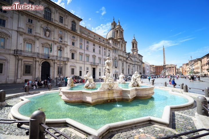 Immagine Una bella immagine fotografica della fontana del Moro in Piazza Navona a Roma, Italia. Per la decorazione di quest'opera scultorea vennero utilizzati i 4 tritoni scolpiti anni prima per la fontana di piazza del Popolo - © Iakov Kalinin/ Shutterstock.com