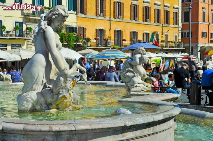 Immagine Fontana del Nettuno e Piazza Navona a Roma, Italia. Un suggestivo scorcio fotografico di questa celebre piazza romana, la più grande per dimensioni della città, impreziosita dai dettagli architettonici di tre fontane fra cui quella del Nettuno - © nito / Shutterstock.com