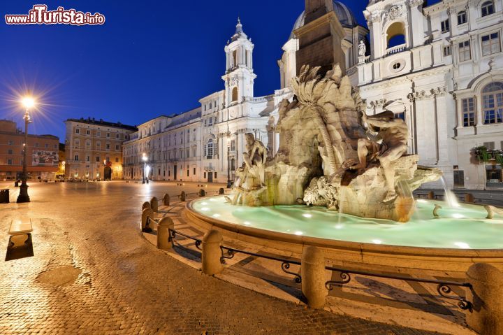 Immagine La fontana dei Quattro Fiumi con l'obelisco egiziano a Piazza Navona, Roma, Italia. Una veduta notturna di questa maestosa opera di scultura e di architettura che mette in mostra un vero e proprio aritificio barocco con l'appoggio dell'obelisco (copia romana proveniente dal circo di Massenzio) nel vuoto - © Angelo Ferraris / Shutterstock.com