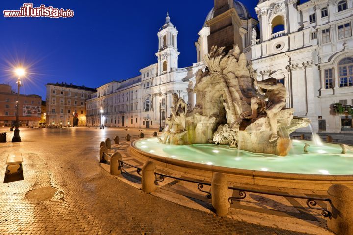 Immagine La fontana dei Quattro Fiumi con l'obelisco egiziano a Piazza Navona, Roma, Italia. Una veduta notturna di questa maestosa opera di scultura e di architettura che mette in mostra un vero e proprio aritificio barocco con l'appoggio dell'obelisco (copia romana proveniente dal circo di Massenzio) nel vuoto - © Angelo Ferraris / Shutterstock.com